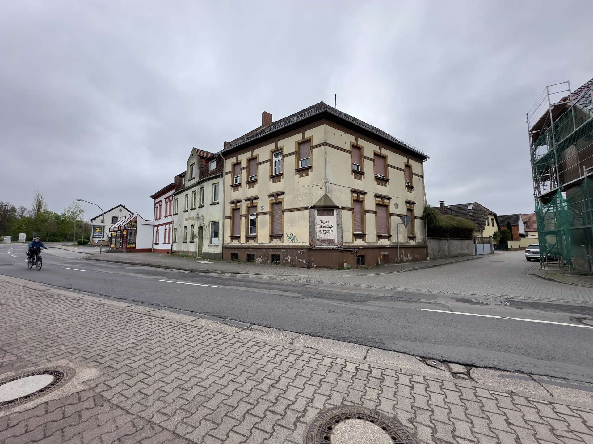 Viel Potential! Anlagepaket aus zwei charmanten Mehrfamilienhäusern mit Entwicklungsspielraum, Börde Kreis – Bild 2