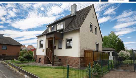 Bild von Einfamilienhaus mit Garten und großer Werkstatt