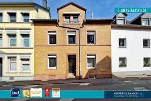 Reihenmittelhaus in zentraler Lage von Trier mit Innenhof, Garten, Terrasse, Balkon und Garage.