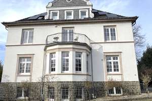 Repräsentative Villa für mehrere Generationen – Stilvolles Wohnen auf drei Ebenen