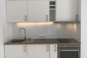 Moderne 2,5-Zimmer-Souterrainwohnung mit hochwertiger Einbauküche und sonniger Terrasse – Die vollständige Adresse der Immobilie erhältst du vom Anbieter., 81249 Lochhausen, München – Vorschaubild 2