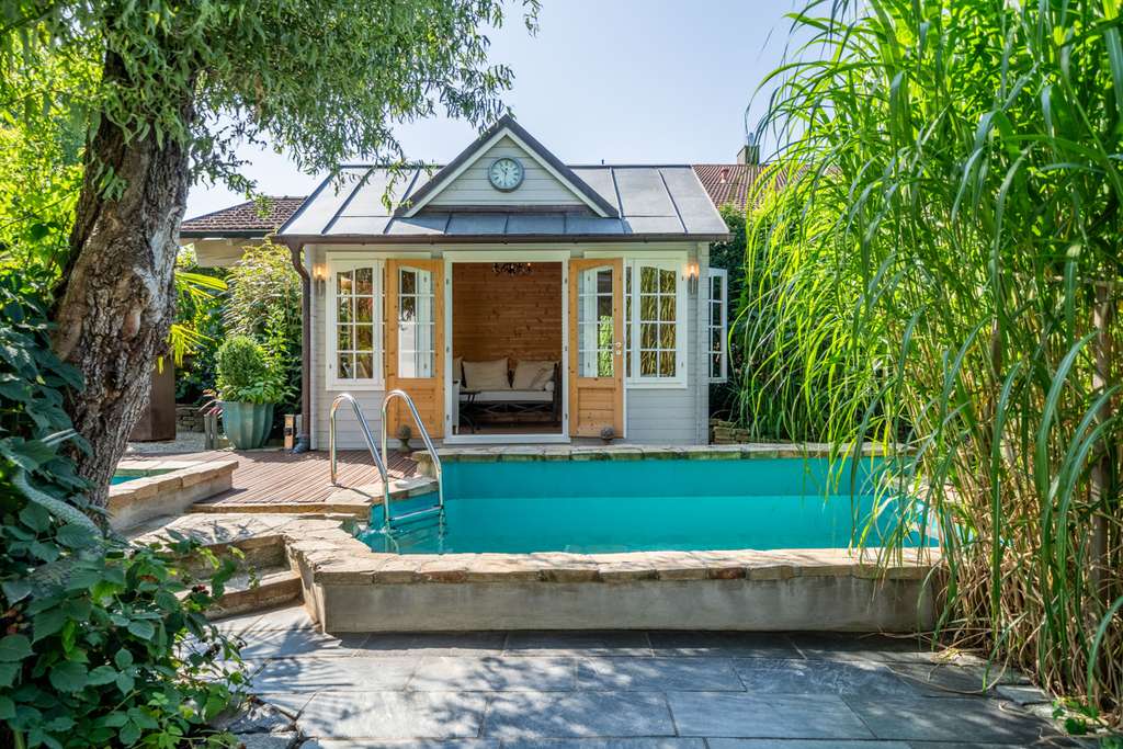 Immobilie in Neubeuern - Alpenblick und Schlosskulisse:
Großzügiges Wohnen mit Einliegerwohnung und Gartenoase - Bild 3