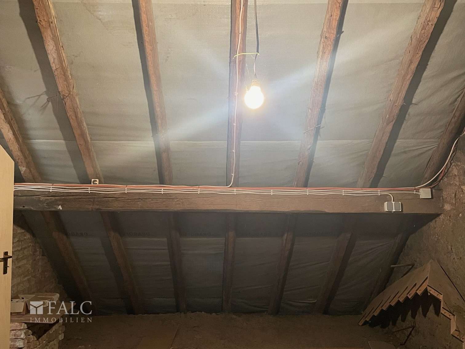 Immobilie in Mandelbachtal - Zweifamilienhaus mit Halle, Werkstatt und Garagen - Bild 4