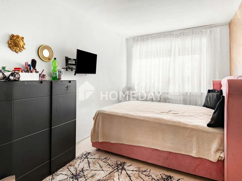 Schlafzimmer 1 1
