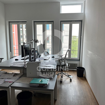 Wunderschönes Büro im Kanzleistil mit Blick zur Eisbachwelle. combine Transaction