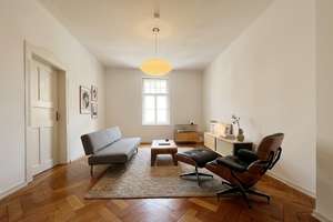 Baudenkmal klassische 3 Zimmer-Altbauwohnung mit Balkon / historischem Fischgrätparkett - bezugsfrei