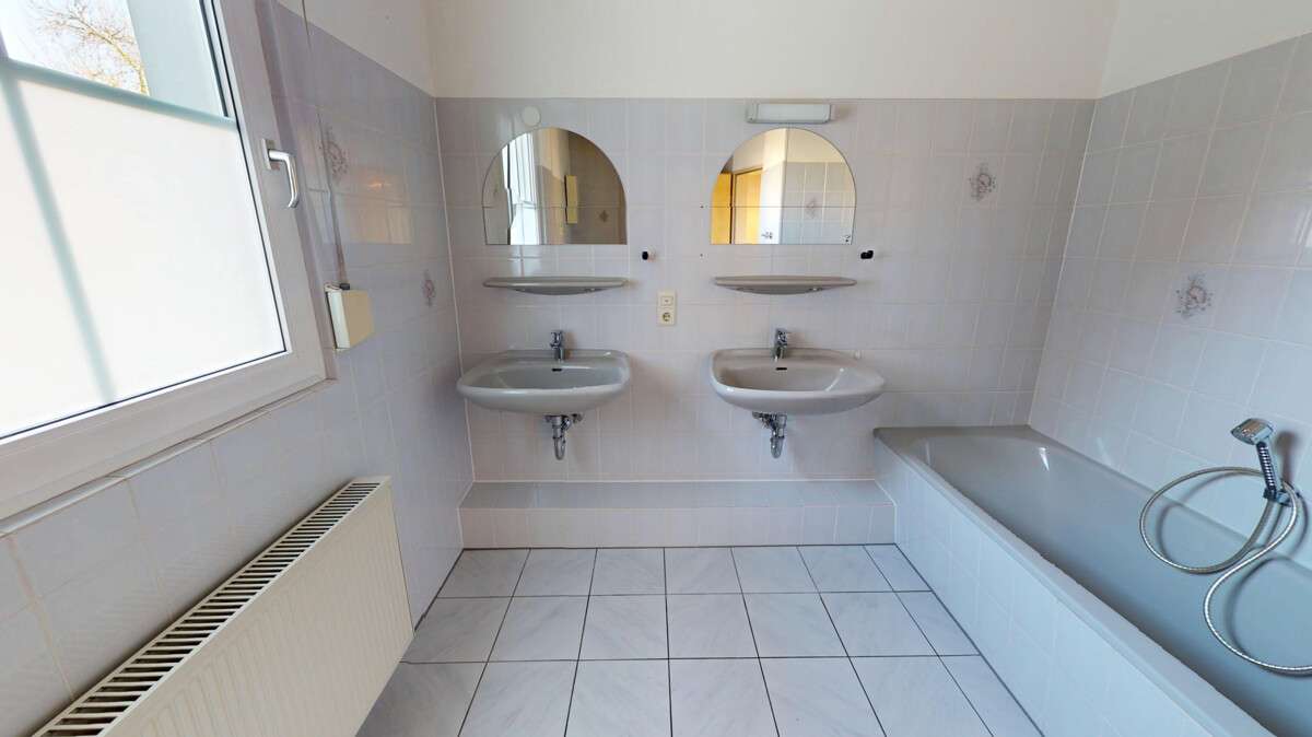 Immobilie in Balve - VR IMMO: Aus Gaststätte wird Wohnhaus – Solides Zweifamilienhaus nach kompletter Sanierung. - Bild 2