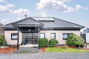 2007 aufgestockter Bungalow mit einer Gesamtfläche von ca. 285 m² und variabelsten Möglichkeiten. – Die vollständige Adresse der Immobilie erhältst du vom Anbieter., 50259 Pulheim – Vorschaubild 1