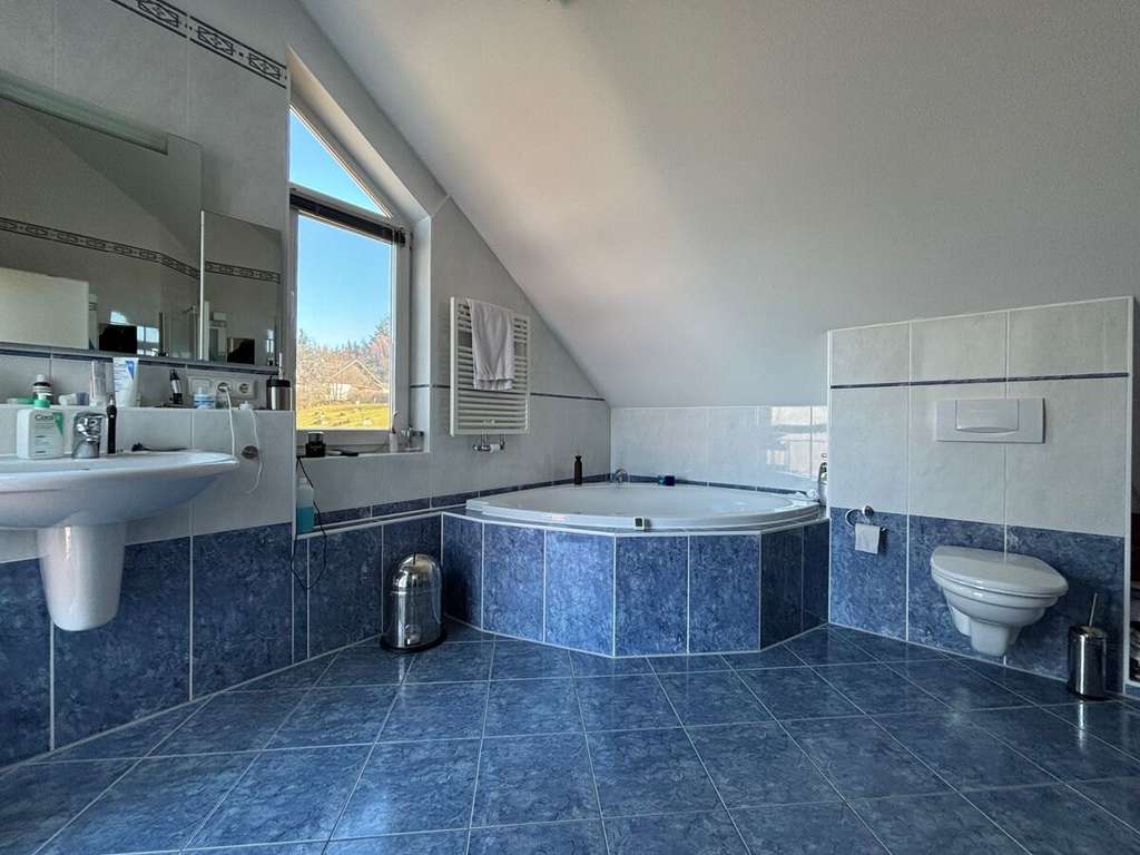 Immobilie in Glashütten - Freistehendes Einfamilienhaus mit viel Platz, tollem Ausblick und Einliegerwohnung in Hanglage - Bild 3