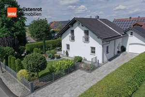 Ruhig gelegenes Einfamilienhaus mit Traumgarten, Doppelgarage & PV-Anlage in Aholfing – Die vollständige Adresse der Immobilie erhältst du vom Anbieter., 94345 Aholfing – Vorschaubild 1