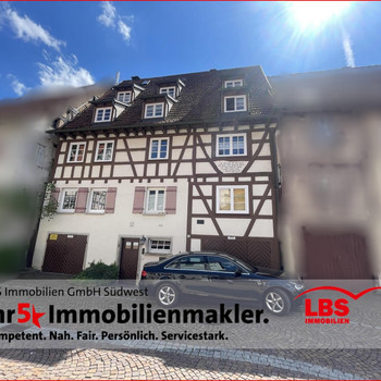 Wir geben Deiner Zukunft ein Dreifamilienhaus.