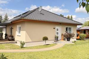 Moderner Bungalow mit Garten & Garage