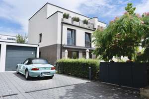 Modernes Familienhaus mit Dachterrasse, Sauna und Südwestgarten in Wiesbaden-Nordenstadt
