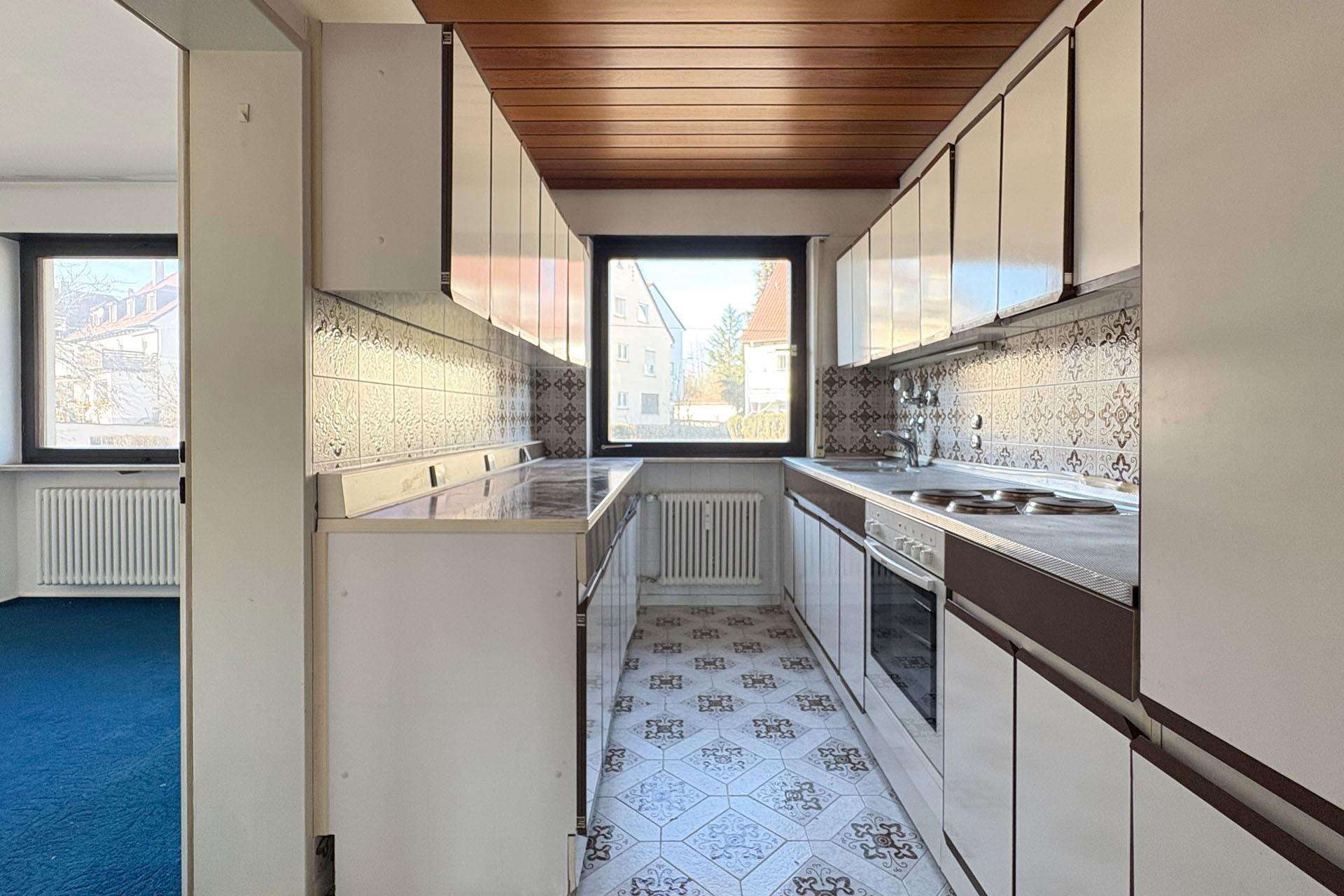 Großzügige, renovierungsbedürftige 4-Zimmer-Wohnung mit Süd-Balkon, Blick ins Grüne und Stellplatz, Stuttgart – Bild 3