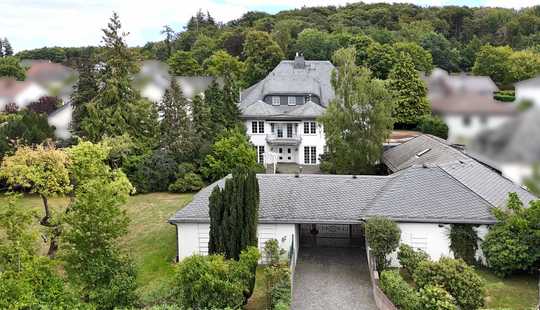 Bild von Villa mit Schwimmhalle in absolut ruhiger Lage