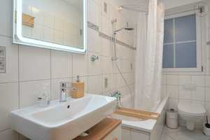 Modern möbliertes 2-Zimmer- Apartment mit WLAN direkt in der Altstadt von Nürnberg – Nürnberg – Vorschaubild 4