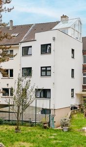 Modernes Stadthaus mit Einliegerwohnung und Garten