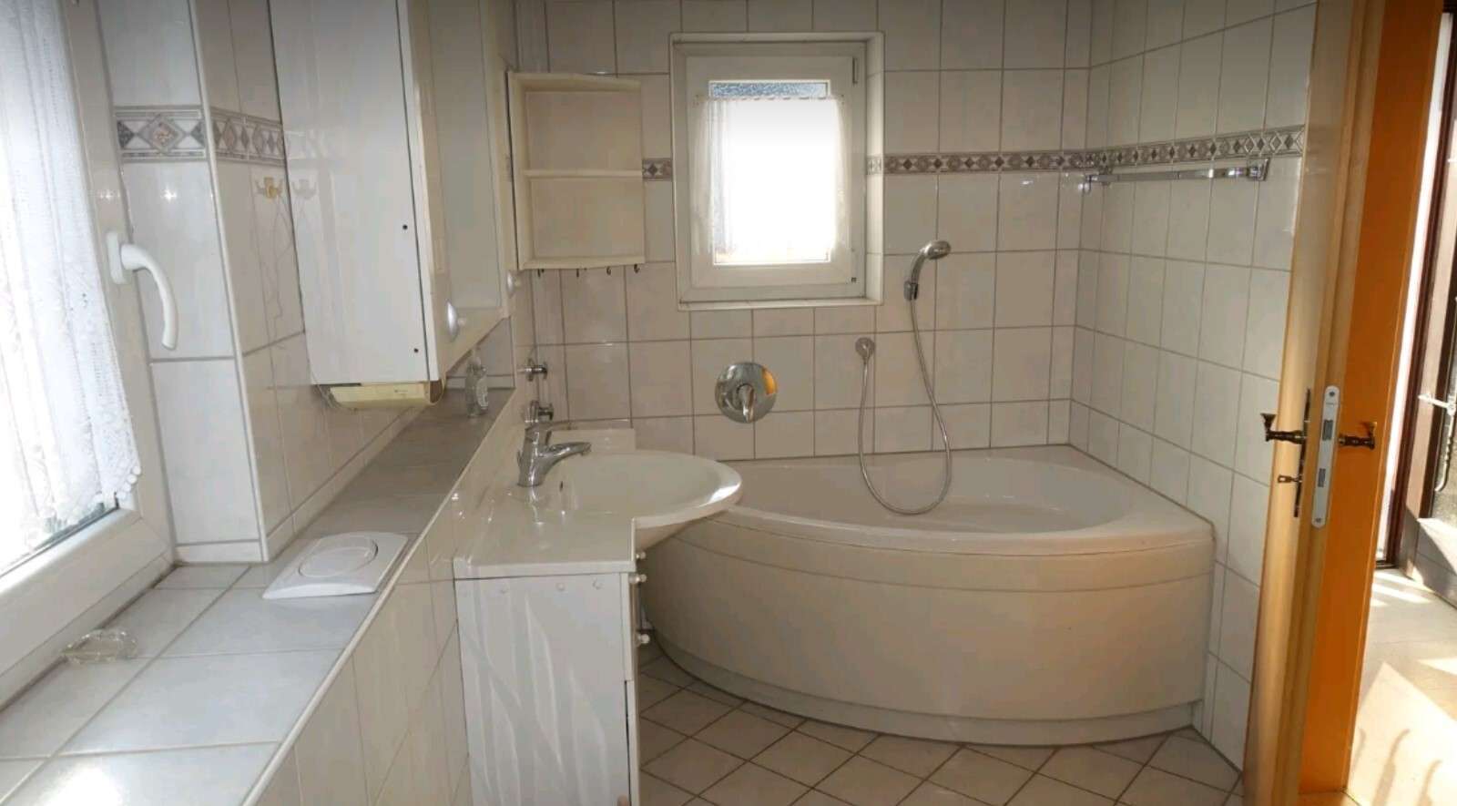 Immobilie in Iffezheim - 3 Zimmer Wohnung mit 59 m² Dachterrasse, Garage und eingenemen Treppenaufgang - Bild 1