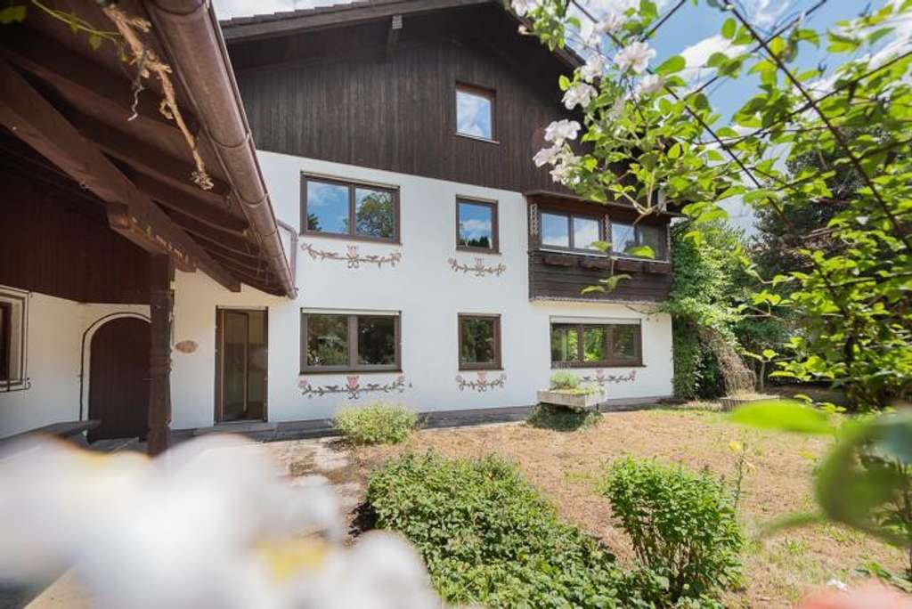 Immobilie in Otterfing - OTTERFING - Doppelhaushälfte mit viel Potenzial in zentraler, ruhiger Lage  - Bild 0