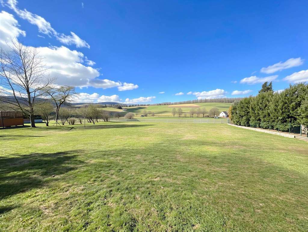 Immobilie in Wächtersbach - Raumwunder: Gepflegtes Zweifamilienhaus/Mehrgenerationenhaus mit Nebengebäude in Feldrandlage - Bild 3