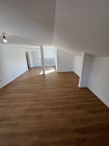 Charmante, kernsanierte 3-Zimmer-Dachgeschosswohnung mit Loggia