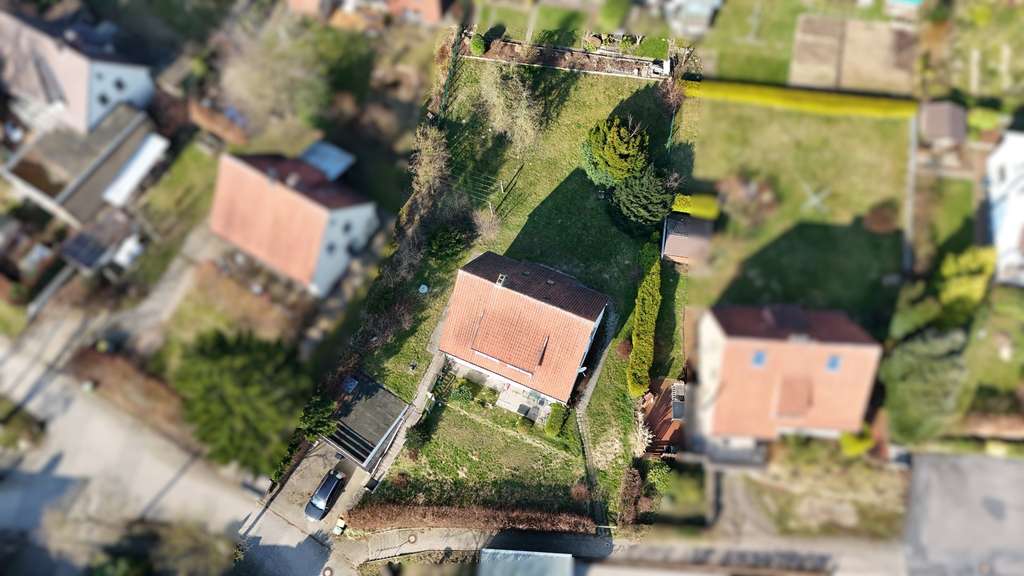 Immobilie in Ostercappeln - Einfamilienhaus mit großem Grundstück, 2 Garagen und viel Potenzial - Bild 1