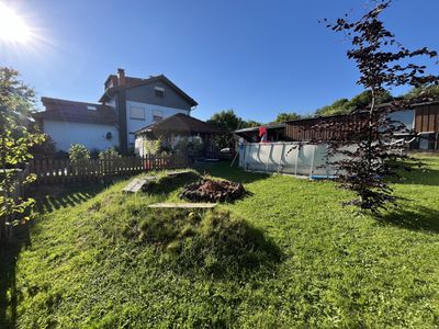 Sukzessive modernisiertes Zweifamilienhaus mit Gartenidylle, Nebengebäude (Halle) und Doppelgarage