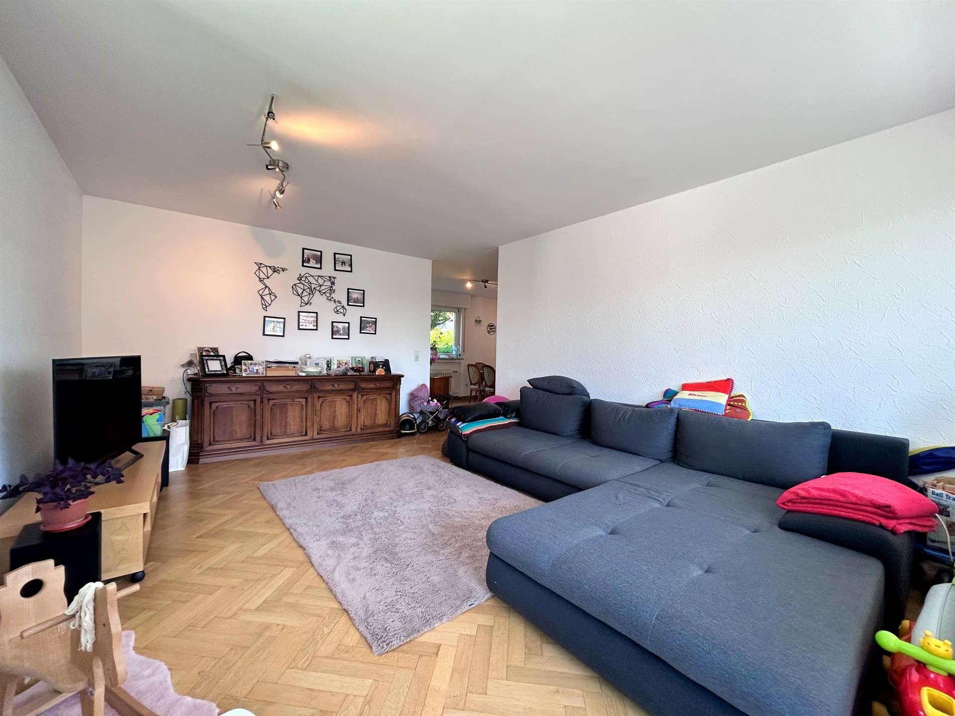 Immobilie in Altbach - Gepflegtes Mehrfamilienhaus mit 4 Wohnungen, 3 Garagen und 2 Stellplätzen - Bild 2