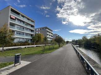 Hausansicht vom Kanalufer