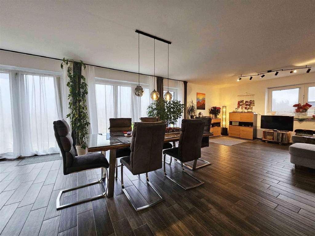 Immobilie in Essenheim - Neuwertiges und großzügiges Traumhaus mit Einliegerwohnung in erstklassiger Lage - Bild 2