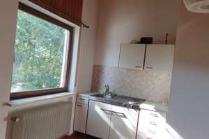 Hell, zentral & bezugsfertig: 50 m² DG-Wohnung mit Küche (250m zum Bahnhof, möbliert wählbar)