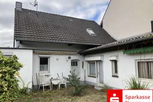 Sanierungsbedürftiges Einfamilienhaus mit großem Grundstück