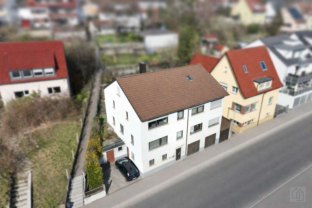 Immobilie in Denkendorf - Denkendorf: Großzügiges Mehrfamilienhaus mit Garten, Balkon & 3 Garagen *frei - Bild 0