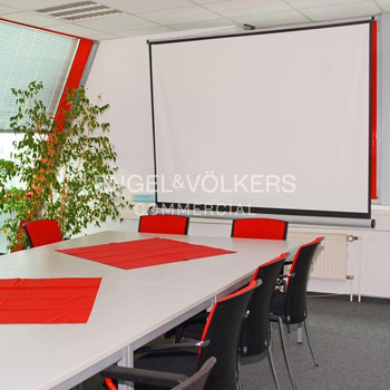 Helles, effizientes Büro mit Balkon 