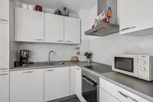 Elegante Wohnung mit Südbalkon in Toplage Unterföhrings – urbaner Komfort trifft ländliche Ruhe. – München (Kreis) – Vorschaubild 5