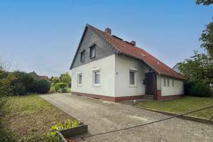 Seltene Chance in Königslutter: EFH mit großem Grundstück, Garage & Werkstatt in sehr guter Lage – Die vollständige Adresse der Immobilie erhältst du vom Anbieter., 38154 Königslutter am Elm – Vorschaubild 1