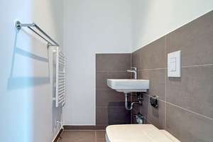 Geräumige Dachgeschosswohnung nah Schloß Charlottenburg - 2 Zimmer am Mierendorffplatz – Osnabrücker Straße 27, 10589 Charlottenburg, Berlin – Vorschaubild 9