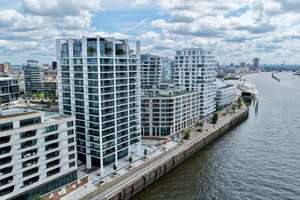 Genieße den Blick auf Elbe, Hafenkräne und das maritime Leben auf der Strandkaispitze im FIFTYNINE – Am Strandkai  4, 20457 HafenCity, Hamburg – Vorschaubild 15
