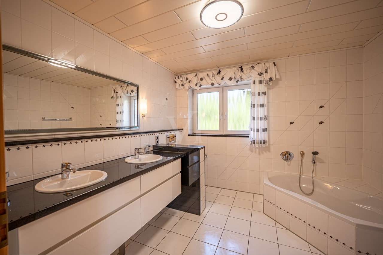 Immobilie in Berod bei Wallmerod - Großzügiges Ein-/Zweifamilienhaus in wunderschönem Wohngebiet – flexibel nutzbar und sofort bezugsbe - Bild 0