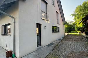 Hochwertige Doppelhaushälfte mit viel Platz, Garten und Wärmepumpe + PV – Die vollständige Adresse der Immobilie erhältst du vom Anbieter., 79227 Schallstadt – Vorschaubild 2