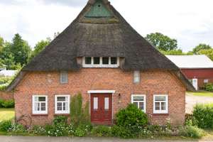Resthof unter Reet – Wohnen mit vielfältigen Möglichkeiten – Die vollständige Adresse der Immobilie erhältst du vom Anbieter., 25725 Schafstedt – Vorschaubild 1