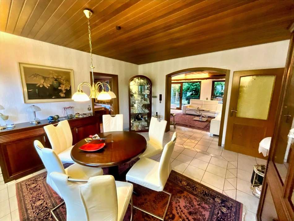 Esszimmer an Küche und Wohnzi