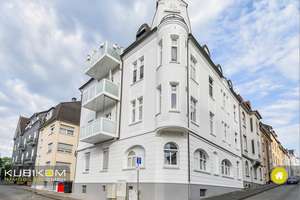 Stilvoll sanierte Altbauwohnung mit hochwertiger Ausstattung. Drei Zimmer. Balkon.