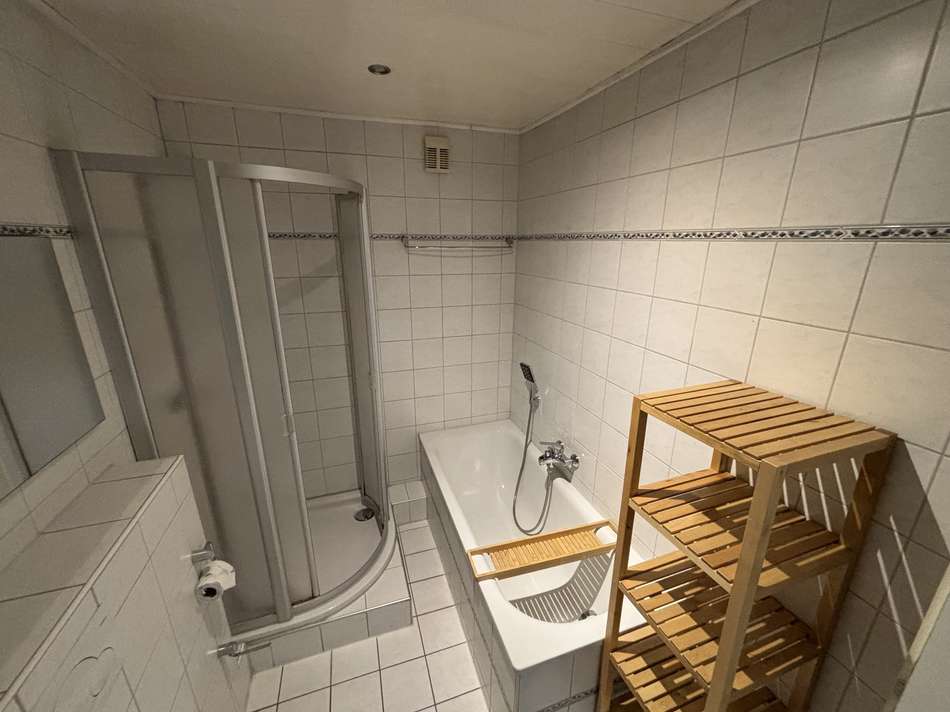 Bad mit Wanne und Dusche