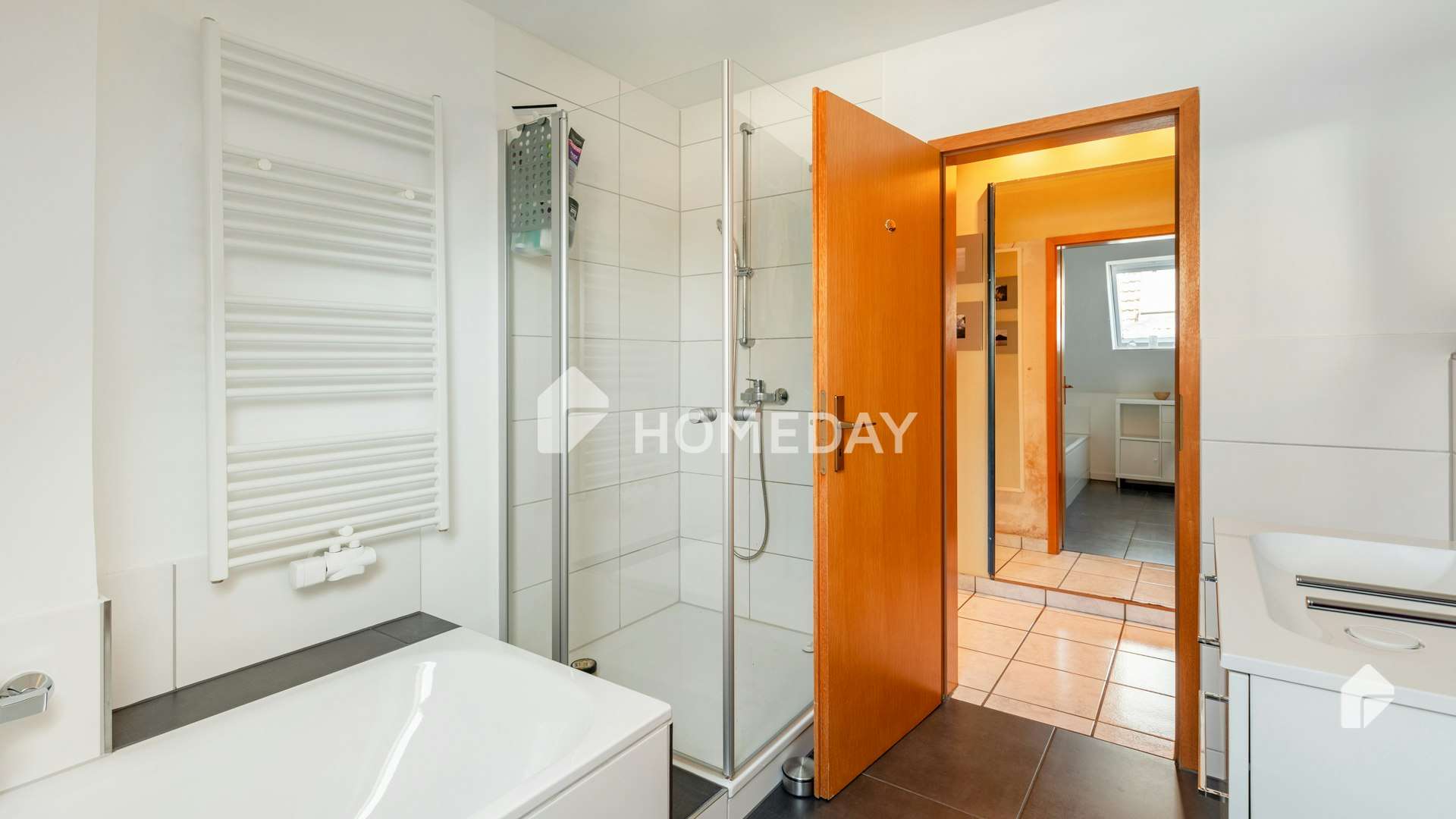 Immobilie in Sarstedt - Sonniges Wohnglück in ruhiger Lage: bezugsfreie 3-Zimmer-DG-Wohnung mit Ost-Balkon - Bild 0