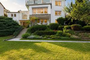 Großzügiges Wohnhaus mit Einliegerwohnung, Wintergarten, Dachterrasse und Panoramablick