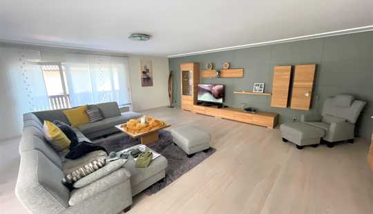 Bild von Friedberg: Gehobenes Einfamilienhaus mit ELW und Gewerbehalle zu verkaufen