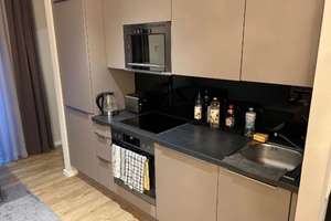 Im Zentrum von Wiesbaden: Möblierte 2-Zimmer-Wohnung mit Einbauküche – Bärenstr. 1-3, 65183 Mitte, Wiesbaden – Vorschaubild 2