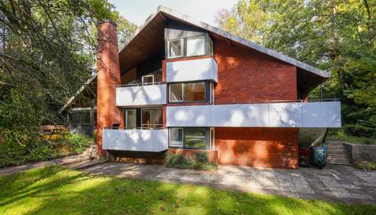 Bild von Architektenhaus auf großzügigem Grundstück mit idyllischem Baumbestand