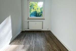 Hier fühlen Sie sich wohl: familienfreundliche 3-Zi.-Wohnung im Erdgeschoss! – Georg-Palitzsch-Str. 107, 1239 Prohlis-Süd, Dresden – Vorschaubild 9